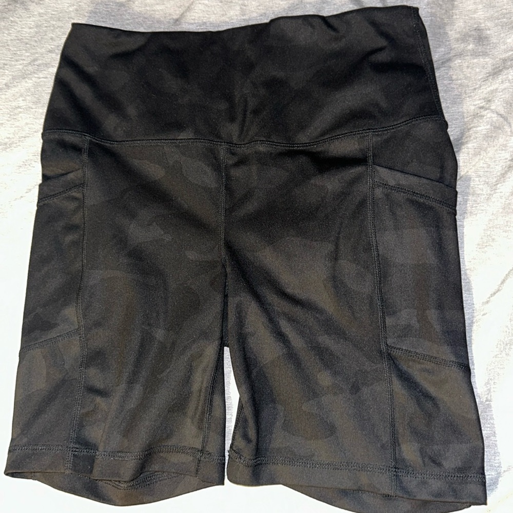 YOGALICIOUS CAMO 7in shorts with pockets